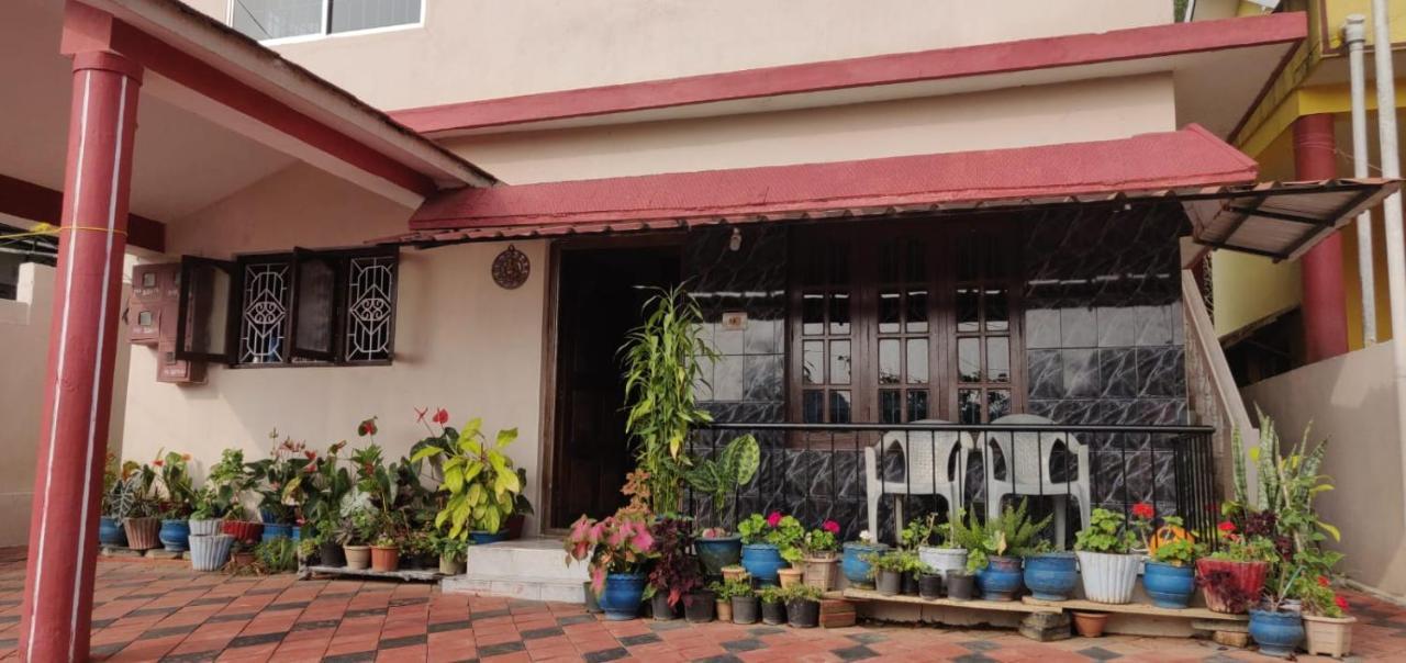 Giri'S Homestay Madikeri Esterno foto