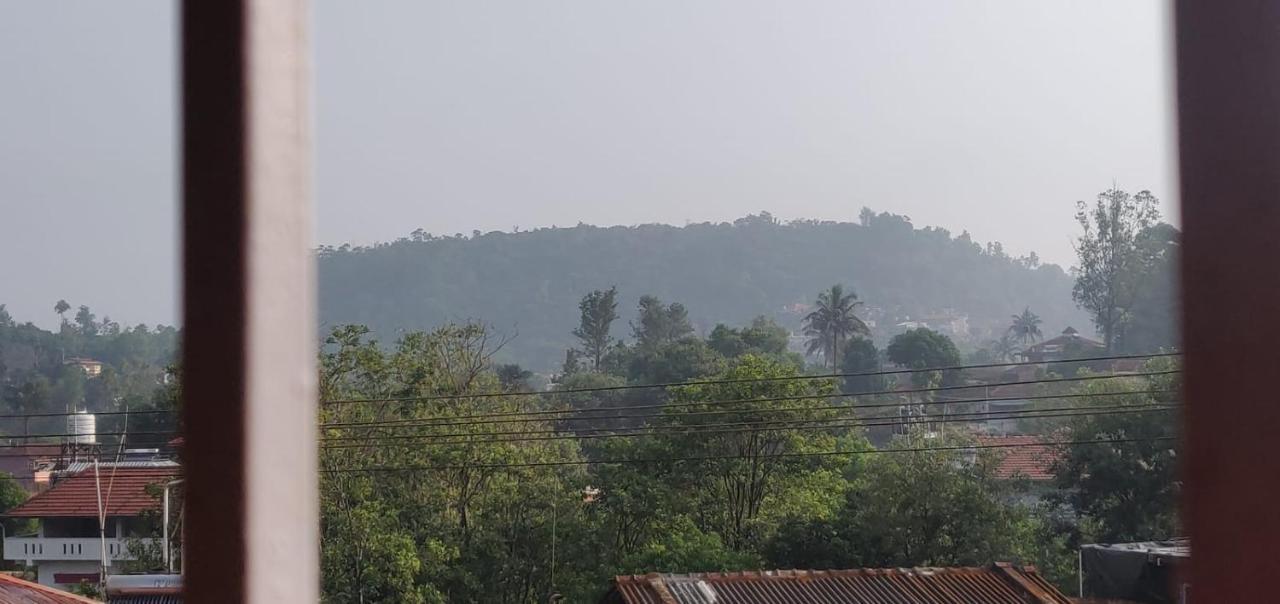 Giri'S Homestay Madikeri Esterno foto